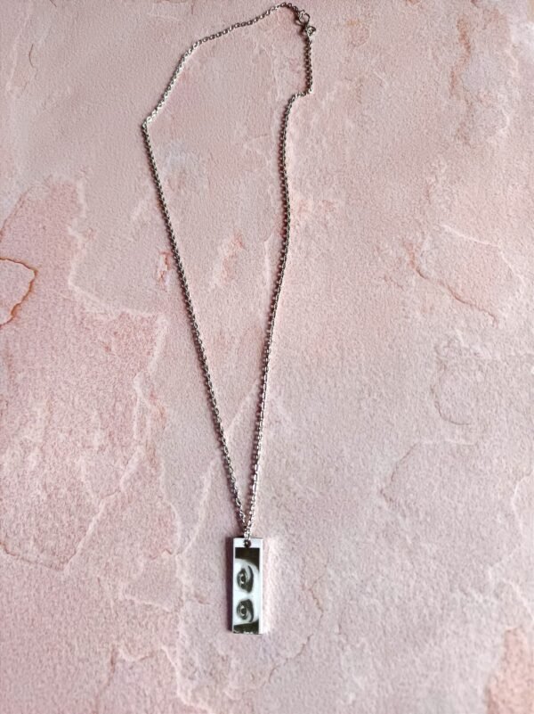 Personalized Photo Necklace – Perfect for Creating a Unique and Thoughtful Gift for Him or Her